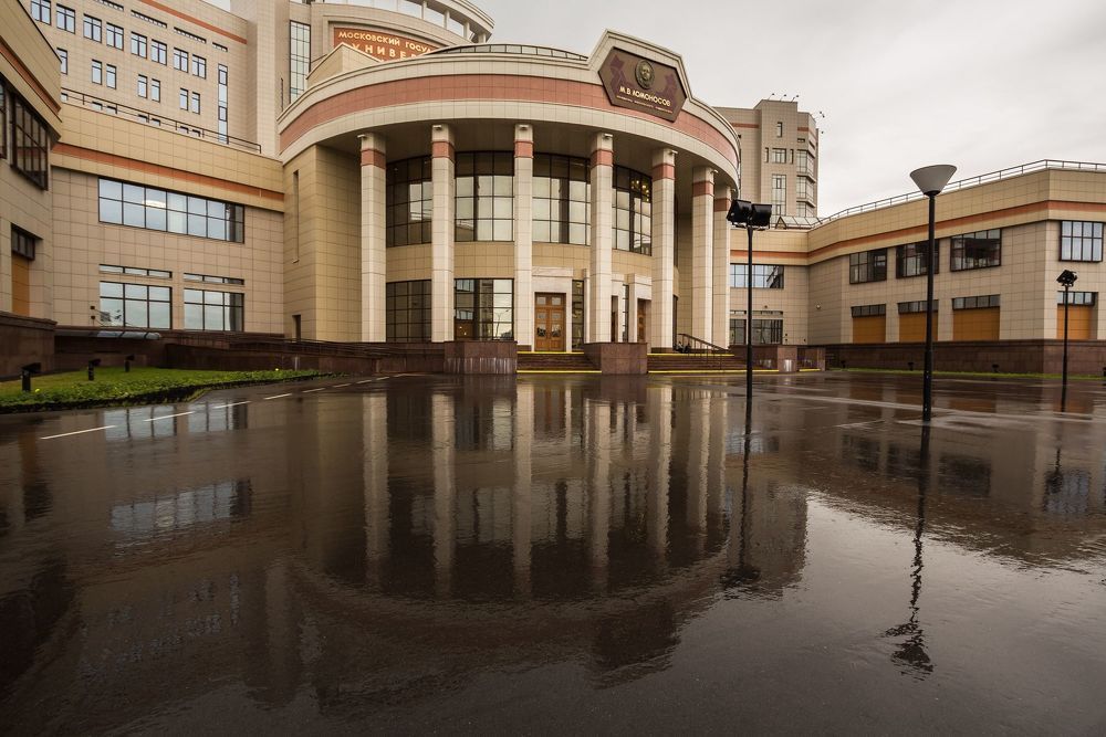 Мокрый асфальт. Ломоносовский корпус.