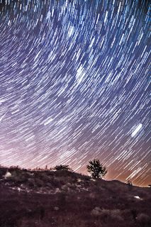 Звездные треки над землей.