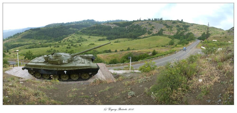 Дорога Степанакерт-Шуши. Этот армянский танк Т-72, 8-го мая 1992-го года штурмовал город, и был подбит из азербайджанского противотанкового орудия. Экипаж погиб. Армяне отремонтировали танк, и теперь он здесь на вечной стоянке, в память о тех, кто отдал жизнь за Свободный Арцах.