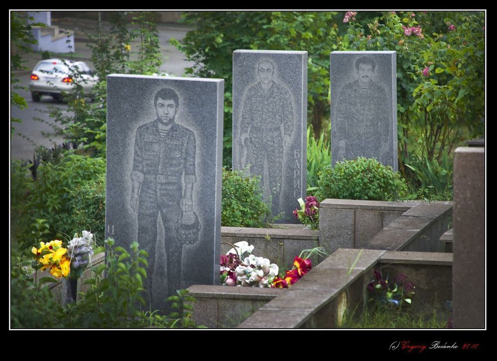 Тени прошлого. Мемориальное кладбище в Степанакерте. Здесь похоронены армянские военные и ополченцы. Большинство из них погибло в 93-м году.