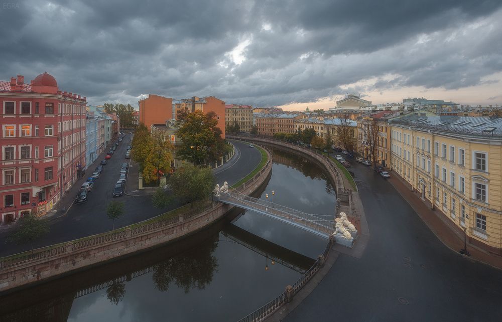 Петербург... Так много тепла и уюта в этом слове, особенно когда вы расставались надолго... И так холодно и сыро он встречает, будто сам и не скучал вовсе. Суровый, мрачный, всем видом своим кажет, что наступает особая пора - время проверить истинность чувств того, кто смеет любить его, Петербург...