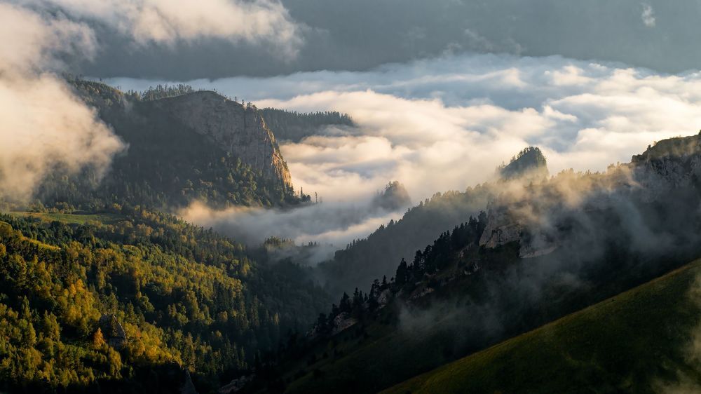Вечер в горах с облаками