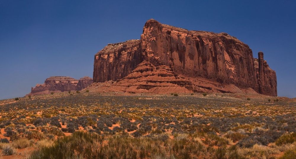 Доли́на монуме́нтов (Monument Valley) &mdash; уникальное геологическое образование, расположенное на северо-востоке штата Аризона и на юго-востоке штата Юта (США), вдоль границы между штатами, на территории резервации индейского племени навахо, один из национальных символов Соединённых Штатов.