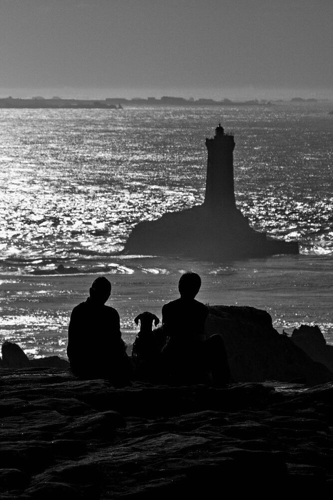 Франция. Бретань. Пуэнт-дю-Ра (также мыс Ра, фр. Pointe du Raz, самая западная точка Франции) &mdash; один из мысов на берегу части Атлантического океана, называемого часто морем Ируаз, расположенного между началом Ла-Манша и Бискайским заливом. Пролив Ра-Дю-Сен между мысом и островом Иль-де-Сен с древнейших времён считался опасным для мореплавания ночью и при плохой видимости из-за сильных течений. Маяки, установленные на острове и на мысу, после усовершенствования системы освещения и оптики маяков в начале XIX века были выстроены заново.