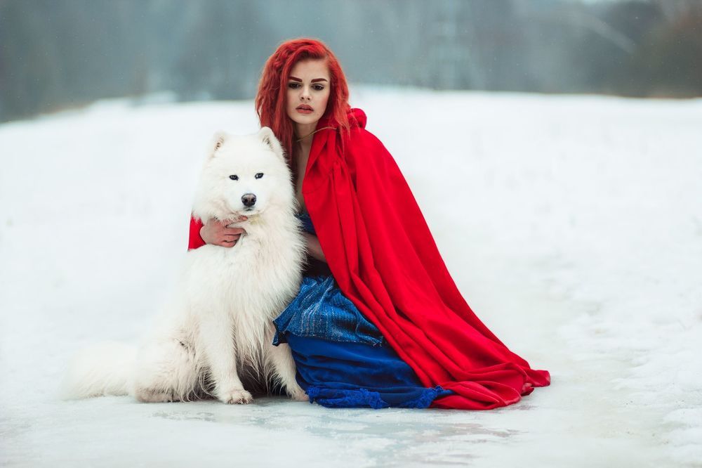 Девушка с белой собакой