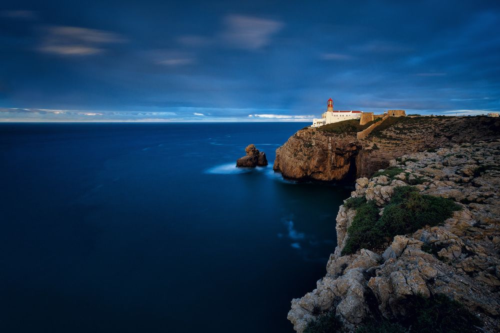 Маяк Farol do Cabo de S&atilde;o Vicente - это башня высотой 28 метров. Введен в эксплуатацию в октябре 1846 года.