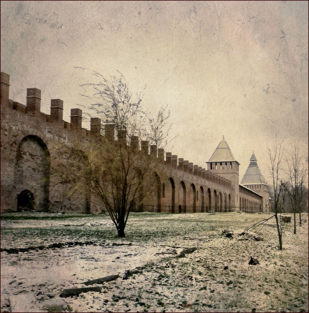 Смоленская крепостная стена. 
Оборонное сооружение, выстроенное в 1595&mdash;1602 годах в годы правления царей Федора Иоанновича и Бориса Годунова. Памятник архитектуры. Архитектор &mdash; Фёдор Конь. Протяженность стен &mdash; 6,5 км (сохранилось меньше половины стен и башен). Имела огромное оборонное значение в Российском государстве.