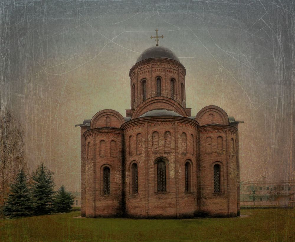 церковь ПЕТРА и ПАВЛА.
Петропа́вловская це́рковь на Городя́нке &mdash; один из трёх сохранившихся в Смоленске памятников домонгольского зодчества. Храм был построен в 1146 году при смоленском князе Ростиславе Мстиславиче.