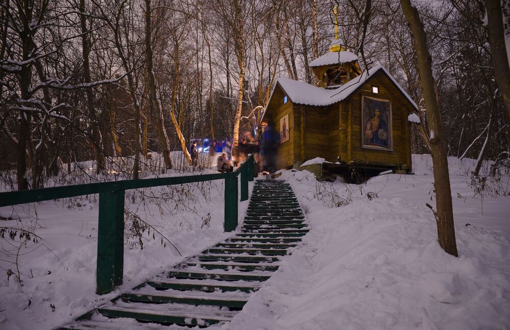 Вид снизу со льда Москвы реки