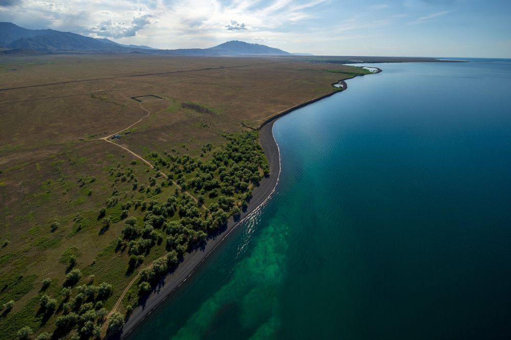 Свое название озеро получило из-за неоднородности воды. В южно-западной части она чистая и очень прозрачная. В северо-восточной - мутная. Берега там состоят из обширных отложений глины.