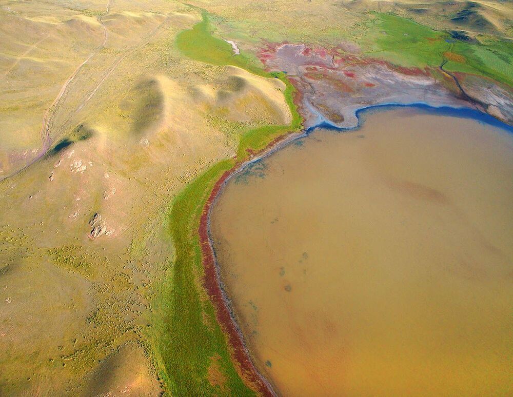 Высокогорное солёное озеро Тузколь. В нем водится редчайшая Красная лягушка, занесенная в Красную книгу. Препарат из лягушки помогает при белокровии!