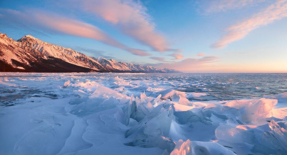 Солнце поднялось чуть выше и торосы засияли в его лучах.
