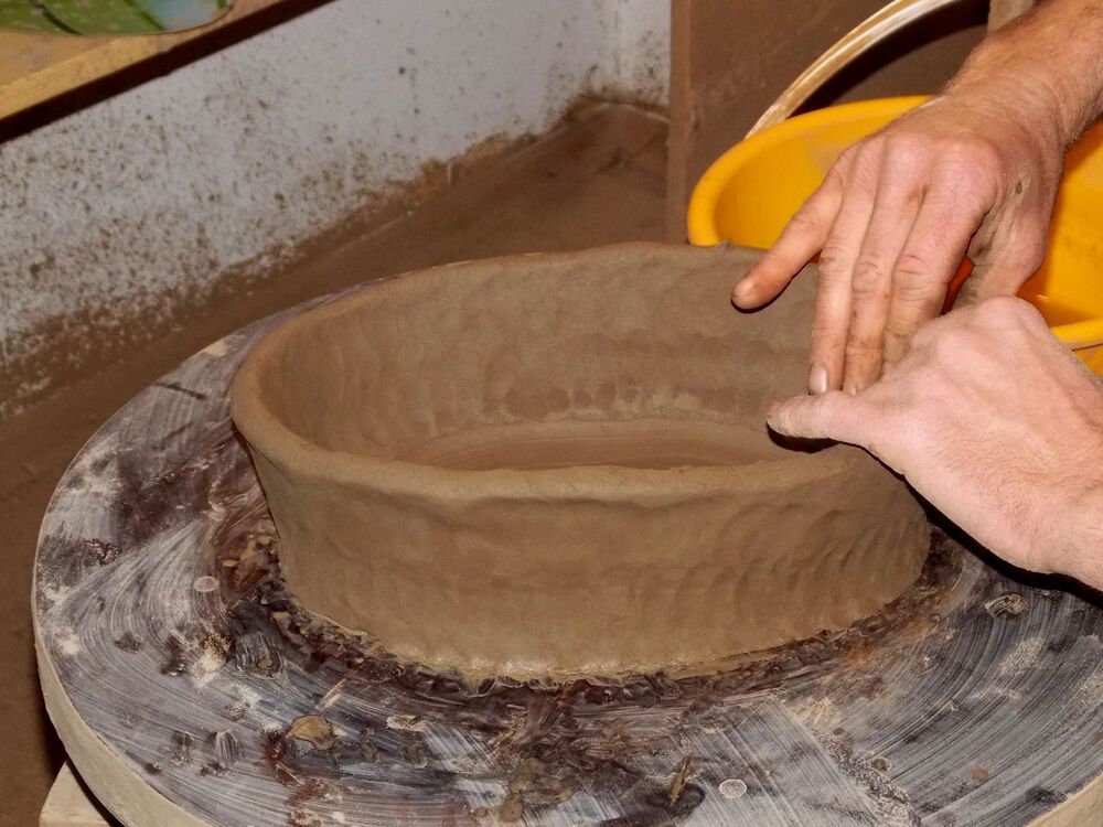 Руки мастера - гончара за работой.