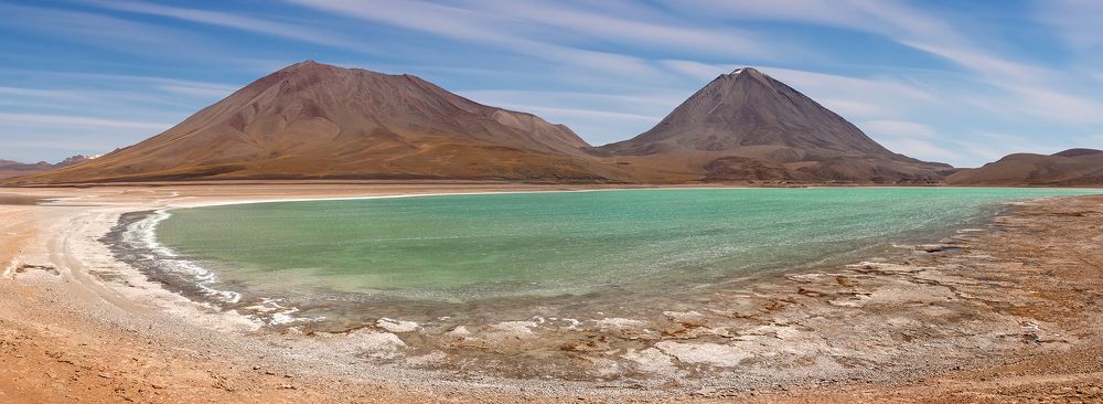 Изумрудно-зелёное озеро Лагуна Верде (Laguna Verde), расположенное у подножия вулкана Ликанкабур (Licancabur)