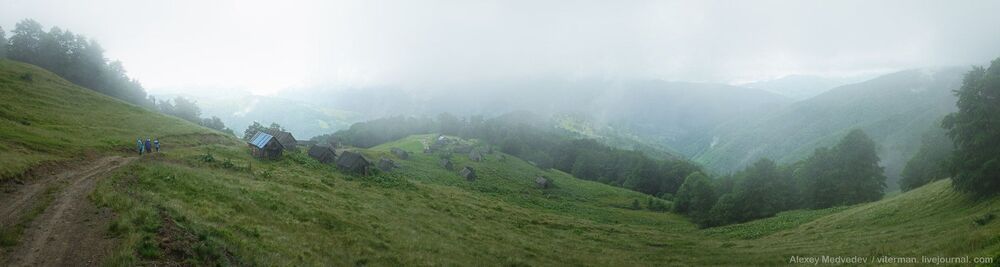 Спуск к поселку-призраку