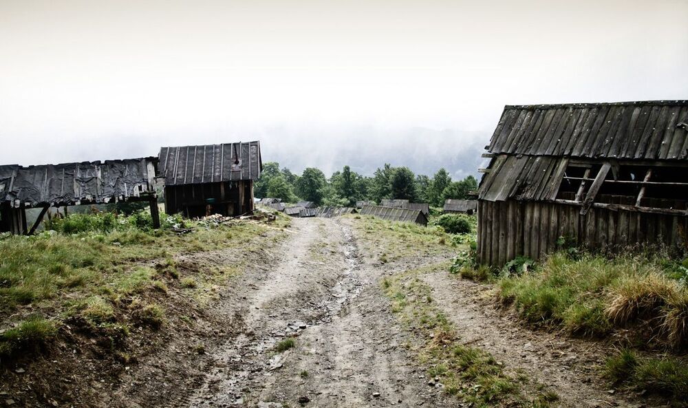 Спуск к поселку-призраку