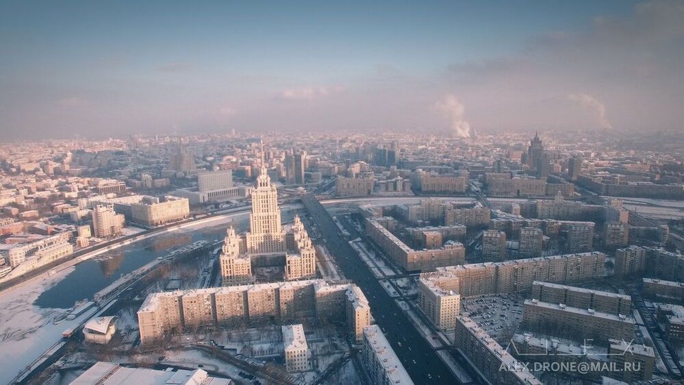 Над замерзшей Москвой