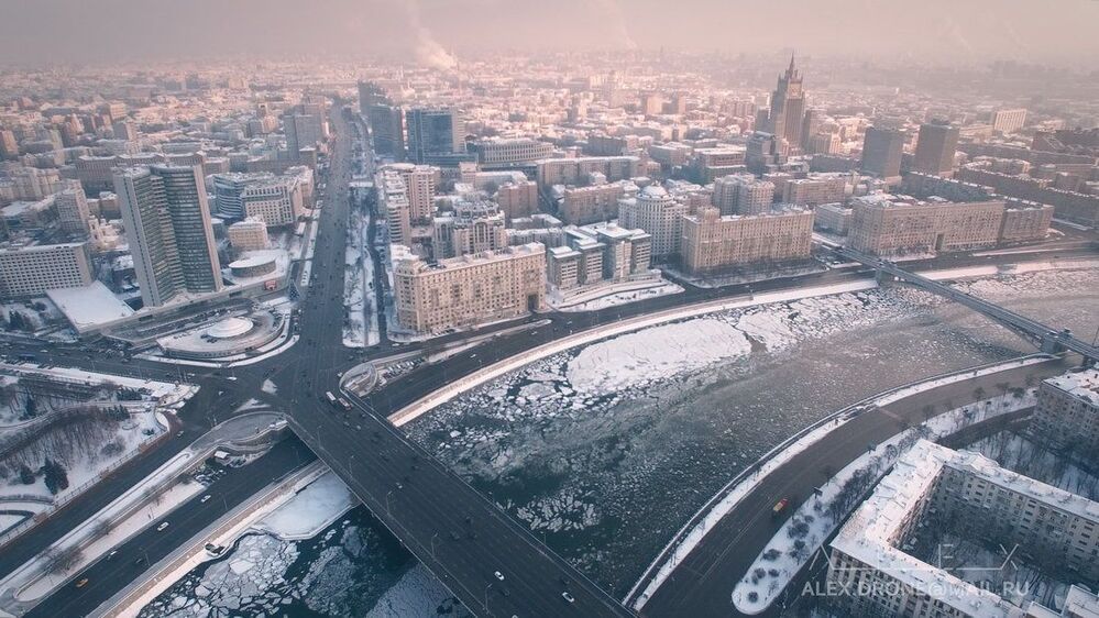 Над замерзшей Москвой