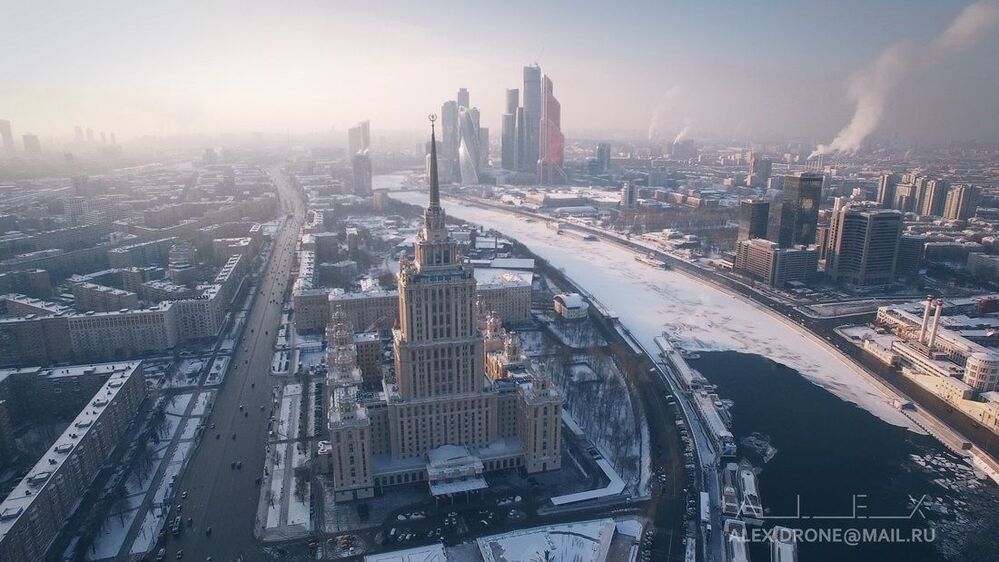 Над замерзшей Москвой