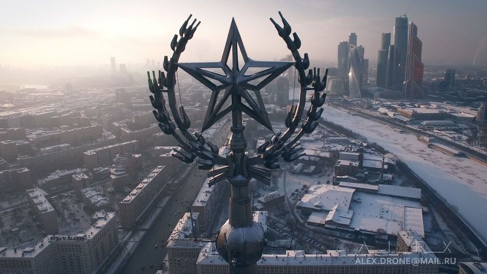 Над замерзшей Москвой