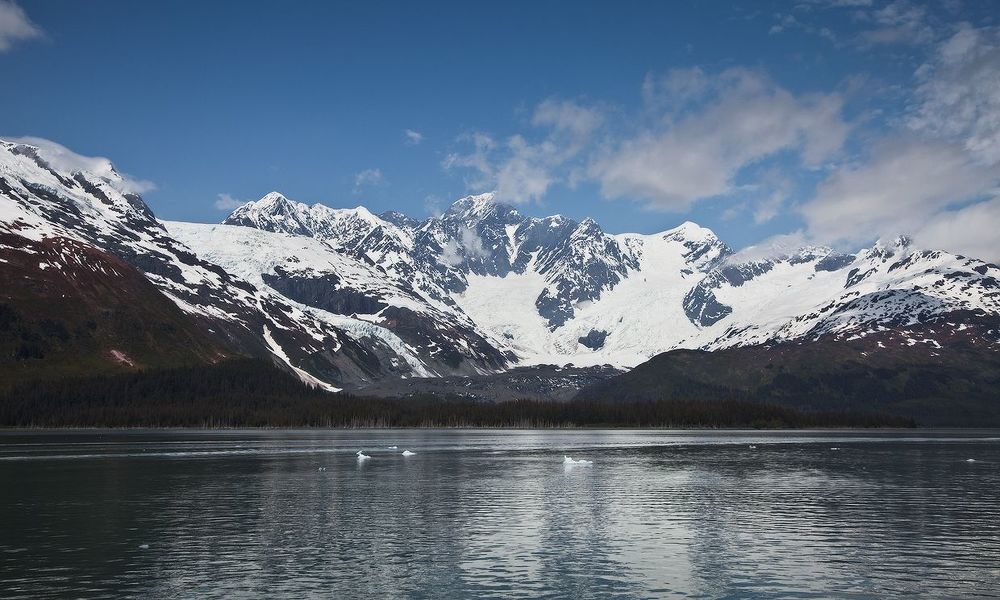 7.Когда-то Glacier Bay был ледяной пустыней, в наше время здесь горные гряды поднимаются над лазурными водами. Два десятка огромных ледников сползают вниз с могучих вершин
