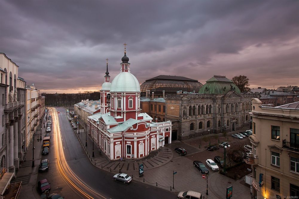 Вид на Пантелеймоновскую церковь перед весенней грозой.