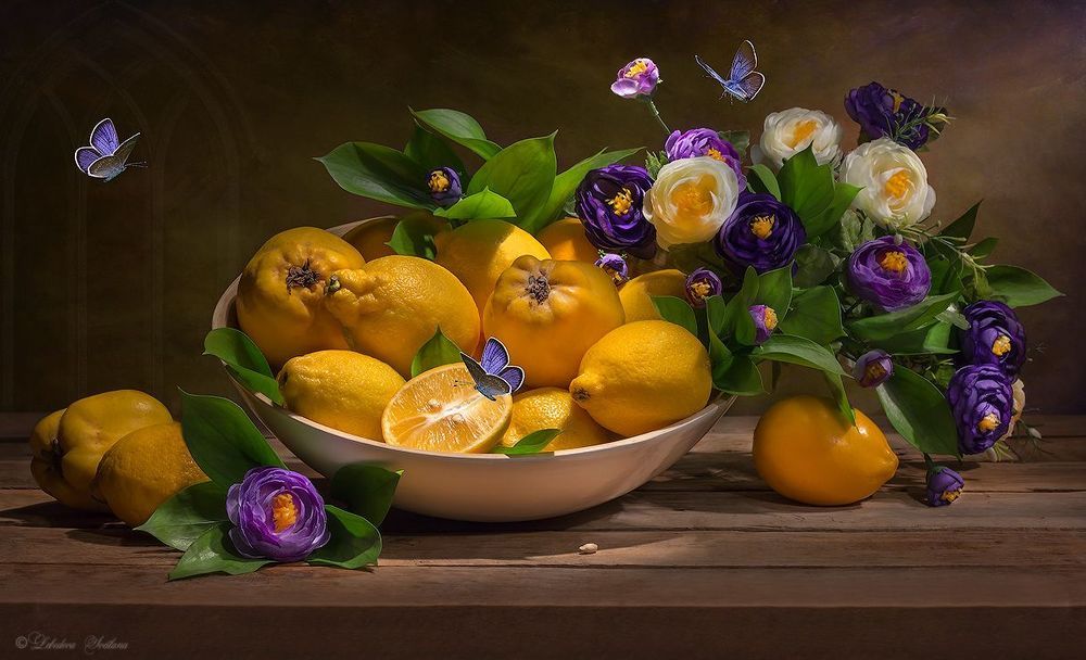 С лимонами и цветами