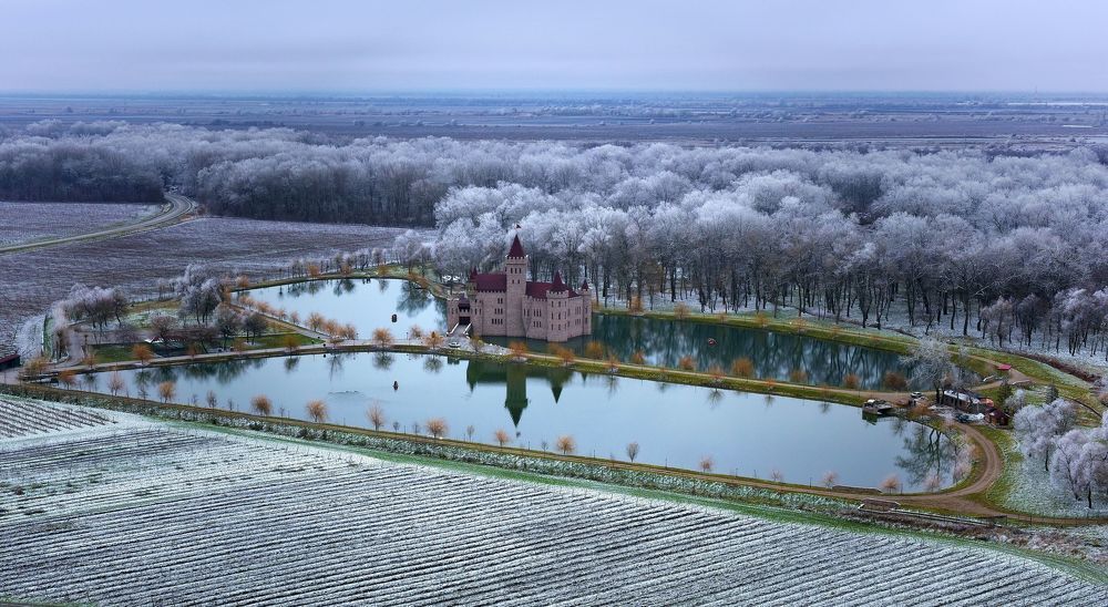 Замок Тембулата Эркенова аэросъёмка,  &laquo;Chateau Erken&raquo; называют новой рукотворной достопримечательностью Кабардино-Балкарии. Замок, построенный талантливыми архитекторами по эскизам основателя концерна Зэт Холдинг Тембулата Эркенова, окружен со всех сторон искусственным озером, в котором плавают экзотические рыбы, и девственным лесом, в котором вольготно гуляют сказочные олени и фазаны. В недрах замка &laquo;Шато Эркен&raquo;, на глубине 20 метров от поверхности земли, в тишине и прохладе, в дубовых бочках, хранится материал для коллекционных и эксклюзивных вин Зэт Холдинга. В планах Эркенова организация специальных винных экскурсий с дегустацией. Кстати пробовал некоторые сорта (конечно я не сомелье), но на дилетанском уровне вина понравились!
