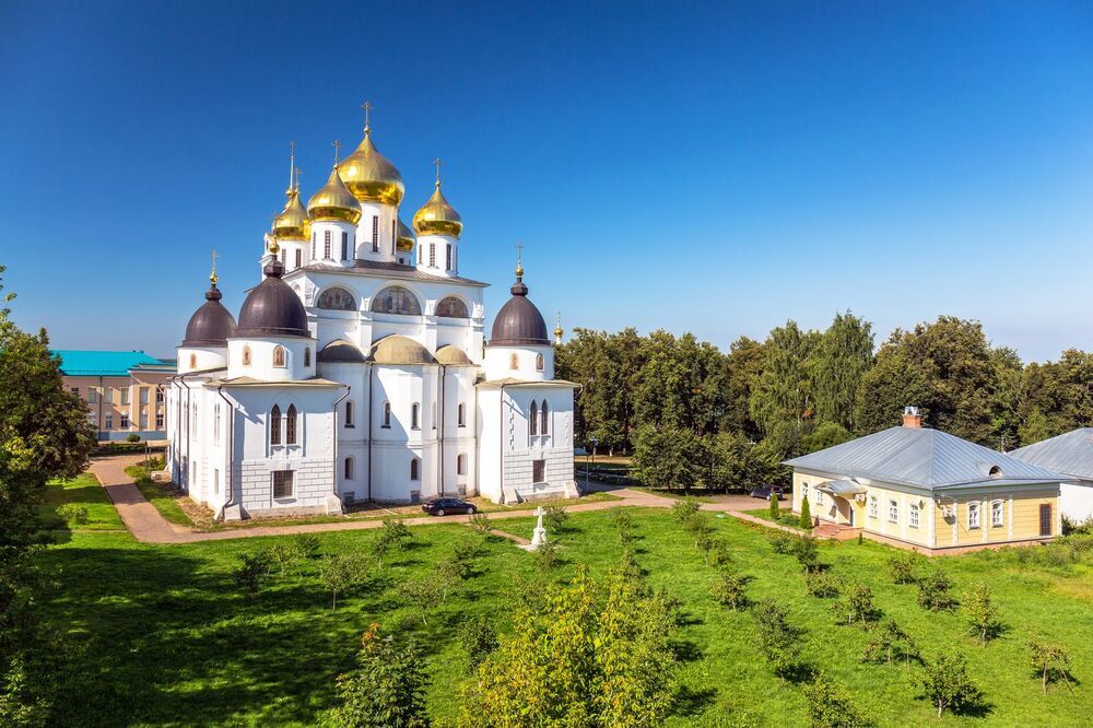 Церковь, кладбище и черный мерседес :-)