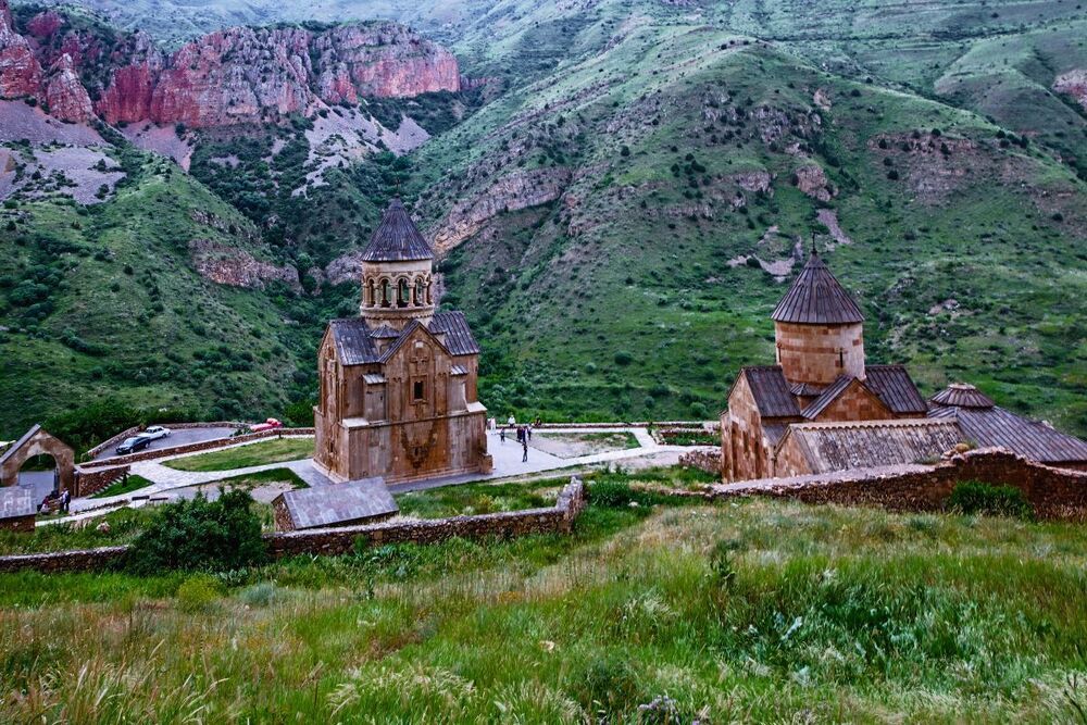 Нораванк - Монастырский комплекс, построенный в XIII-XIV веках в 122 км от Еревана, на уступе узкого извилистого ущелья притока реки Арпа близ города Ехегнадзор. Ущелье славится отвесными красными скалами, возвышающимися за монастырем, на территории которого [&hellip;]