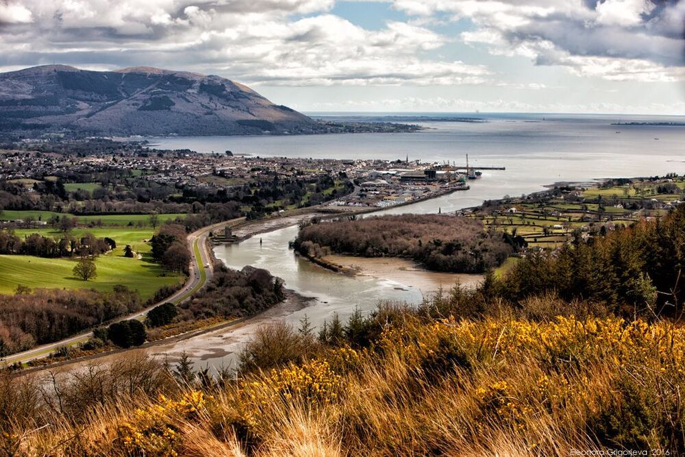Смотровая площадка Flagstaff Hills.
Вид на  прибрежный город Уорренпойнт (Warrenpoint) и залив Карлингфорд-Лох (Carlingford Lough) один из трёх ледниковых фьордов острова Ирландия, являющийся естественной границей между графствами Даун и Лаут, и, следовательно, границей между Ирландией и Северной Ирландией (Великобританией).