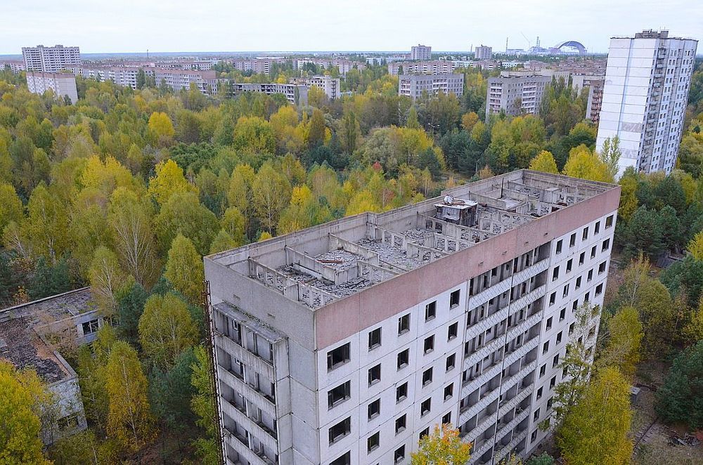 Чернобыльская катастрофа превратила целый город в пустошь и сделала из большинства окружающих поселений опасную радиоактивную зону. От аварии на АЭС Фукусима-1 Чернобыльскую катастрофу отличает то, что её причиной стали человеческие действия, а не глобальный катастрофический феномен. Помимо самих взрывов, такое масштабное разрушение было вызвано действием радиоактивного излучения. Действительно, это была самая худшая ядерная катастрофа в том плане, что она породила невообразимое количество радиации. Верьте или нет, но количество радиоактивного излучения после Чернобыльской катастрофы значительно выше, чем после бомбардировок Хиросимы и Нагасаки вместе взятых