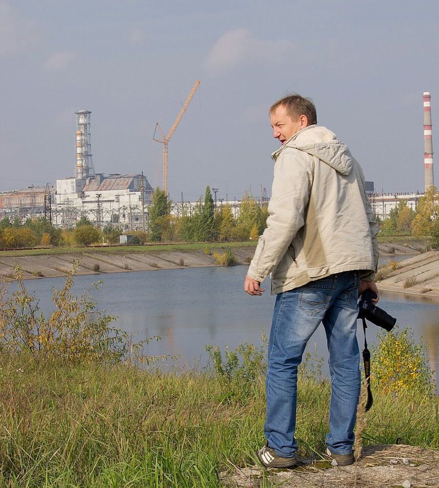 В целях предотвращения дальнейшего урона и защиты окружающей среды над четвёртым энергоблоком Чернобыльской атомной электростанции было возведено изоляционное сооружение &mdash; Саркофаг. Тем не менее, его &laquo;срок годности&raquo; всего 30 лет; после он становится непригодным для предотвращения дальнейших утечек радиации. Так что в запасе осталось совсем мало времени.