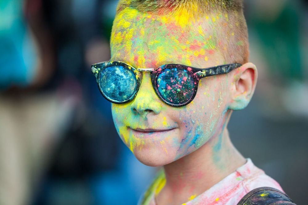 Участник фестиваля красок Холи ColorFest в Туле