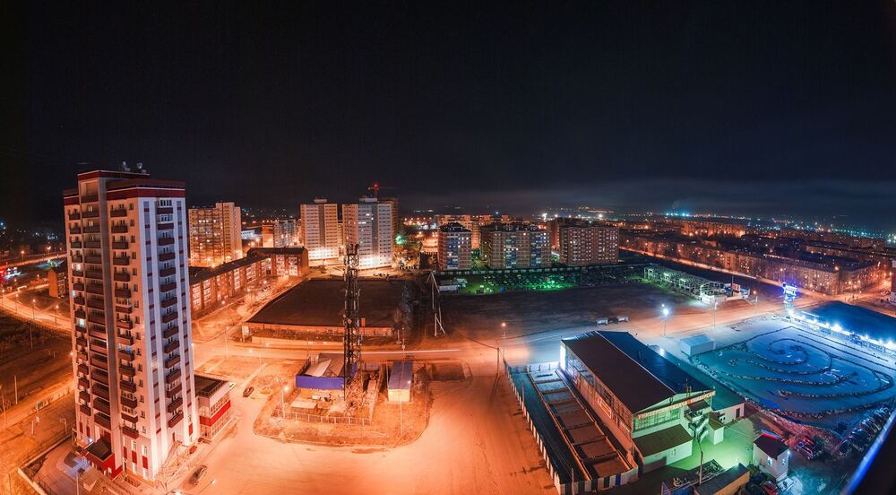 С балкона...