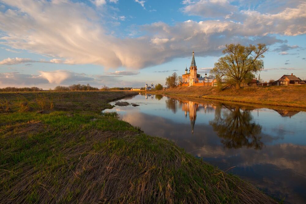 Гаснут красные крылья заката.