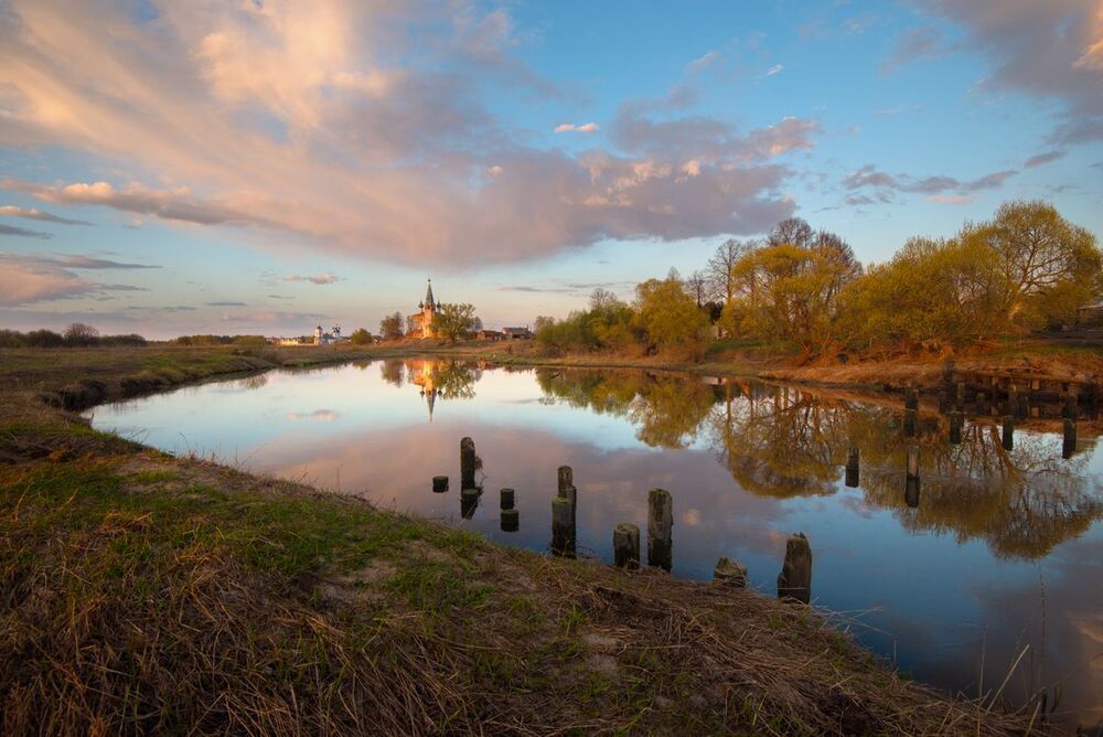Гаснут красные крылья заката.
