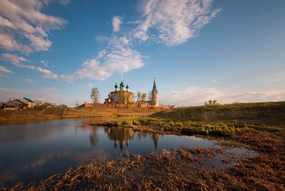 Гаснут красные крылья заката.