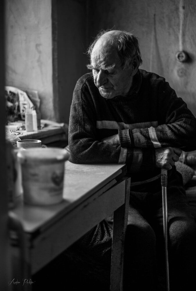 Старик одинокий в каморке своей