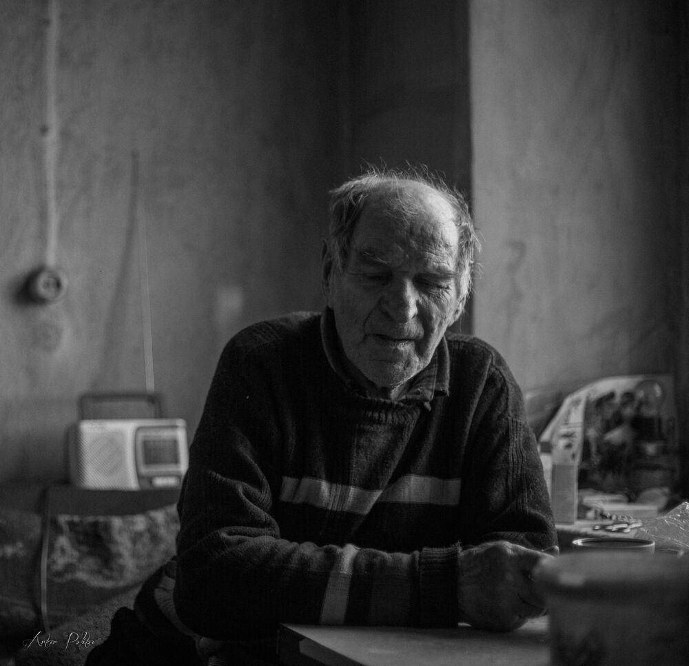 Старик одинокий в каморке своей