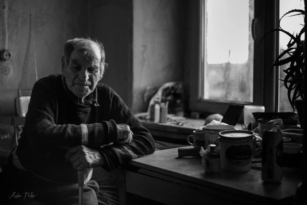 Старик одинокий в каморке своей