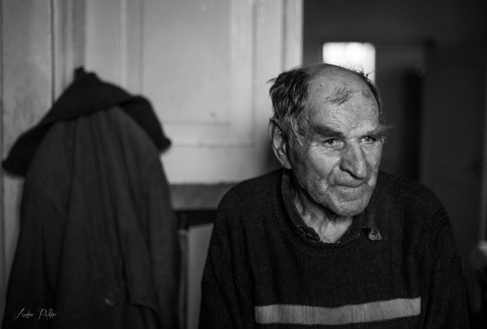 Старик одинокий в каморке своей