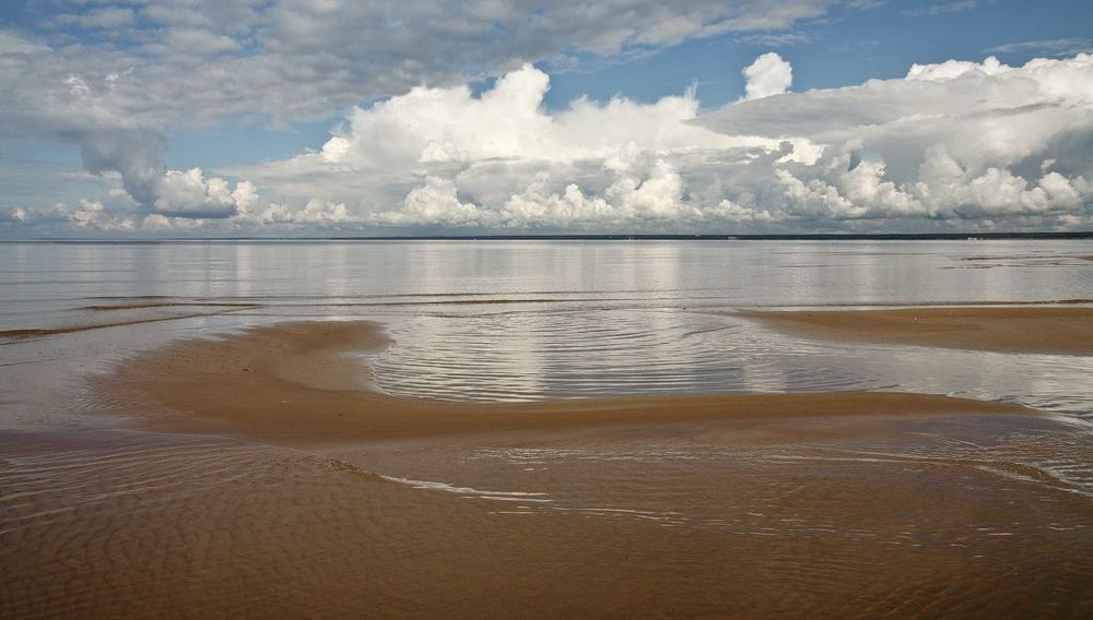 ...".Успокоилось синее море."