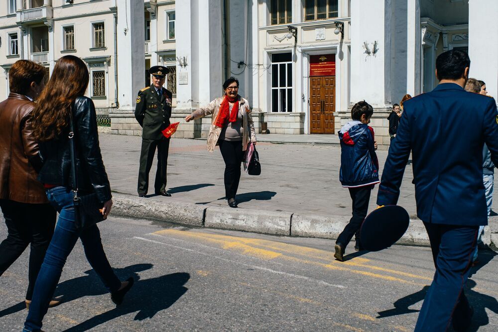 Тем временем в городе