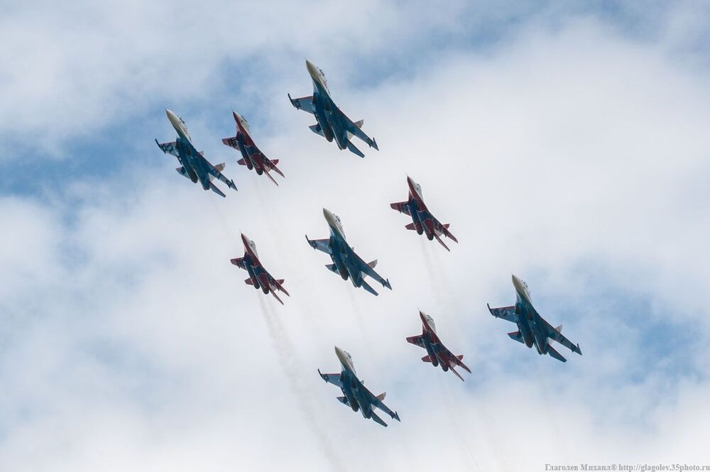 Добавлю несколько фотографий Кубинского бриллианта снятого на юбилейных полетов Русских Витязей и Стрижей.