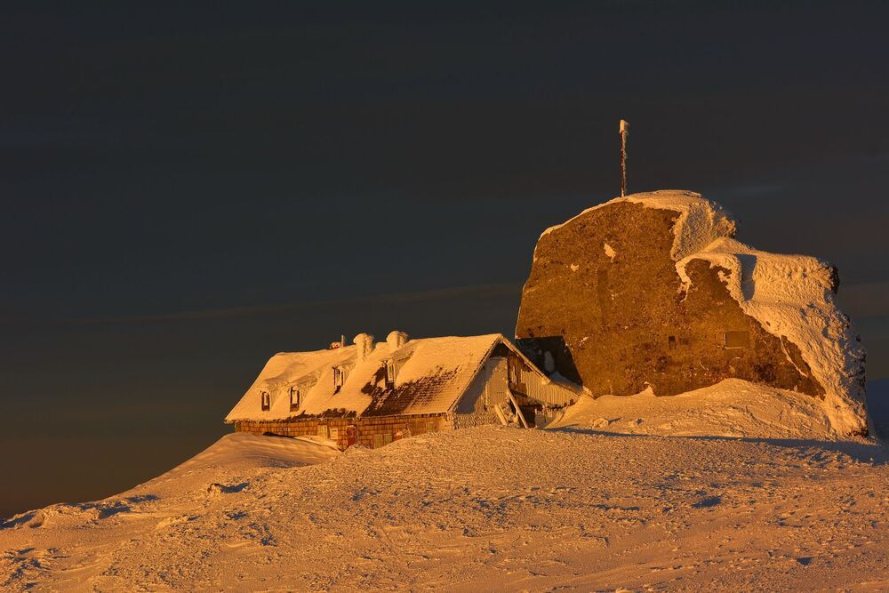 Located on the top, Omu Chalet, Bucegi Mountains is located at the highest altitude in the Carpathians(2505 m), being the highest point dwelling in Romania. Seems to be the first building erected in 1888 by Siebenb&uuml;rgischer Karpaten Verein(SKV). The inauguration took place on 2 September and the cabin was known as the "stone house from top man". In 1900 a second cottage is built of wood by Carpathian Society Sinaia. The two construction works over time. In October 1911 the wooden hut is destroyed by fire. A year later, in 1912, Carpathian society of Los Angeles decided to rebuild the lodge but the only action in the project. Plans are taken by Tourists Society of Romania(TSR). No such association fails to materialize the project. &Icirc;n1924, Inn walking(Hanul Drumeților)group formed by several former members of the TSR, begin implementation elements of a colony they intended to baptize Dawn House. They are made of paper mill yard Schiel brothers of Logs will then be loaded onto the cable car on Mount Piatra Arsa and hence, moved to the top man. Hiking Inn could not go all the way construction, the company dissolving in 1925. In the same year the work is taken over by the Romanian club Turing cabin assembly begins in September. In January 1926 construction was already high on top. The official inauguration took place on 7 august 1926. Between 1936 and 1937 expansion taking place, the result being the retained roughly the same form until today. First stone cottage built in Bucegi mountains(3 September 1888), Omu is located on the highest peak of Bucegi Mountains are the highest tourist base in Romania.