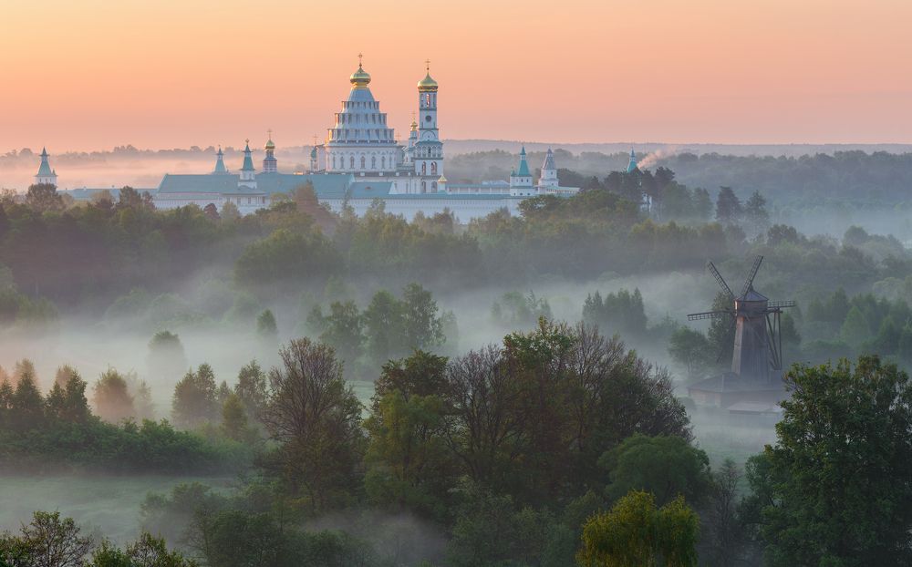 Туманный рассвет у стен Новоиерусалимского монастыря