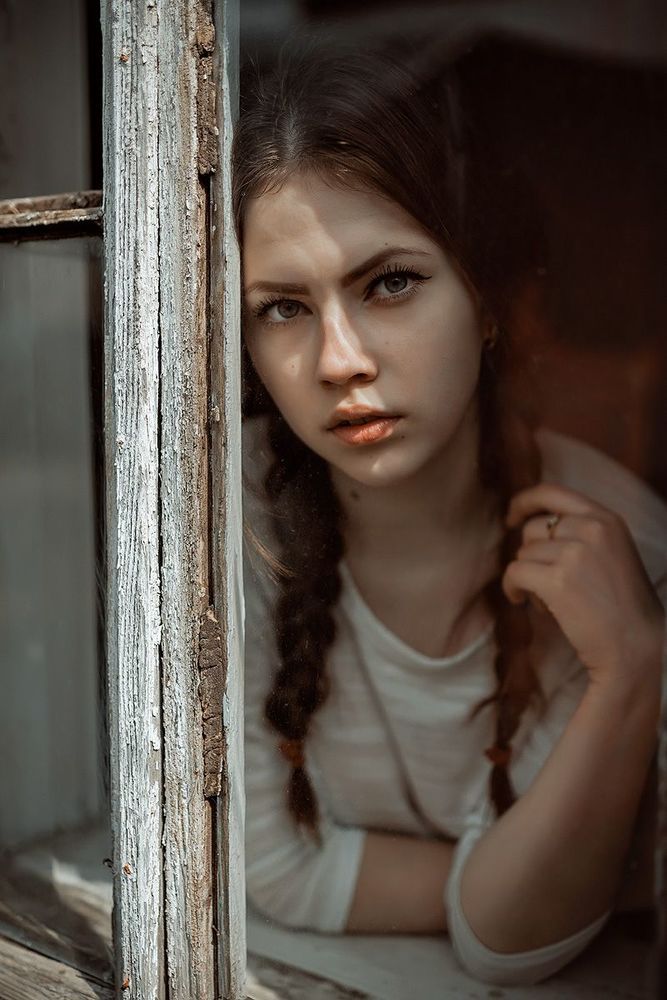 за стеклом...