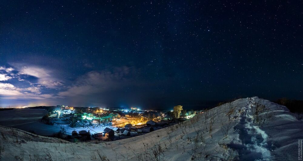 Панорама села Пыскор с холма у берега р. Кама