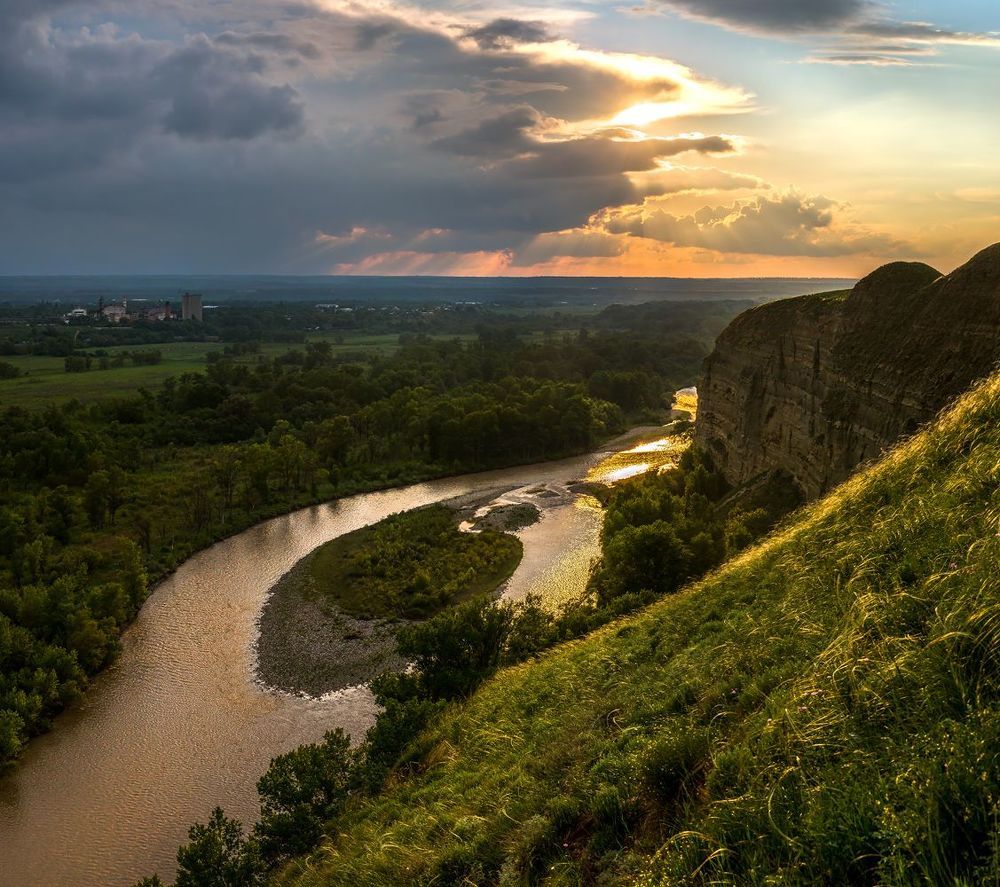Ковыльные берега Кубани, или закат и сумерки во время грозы.